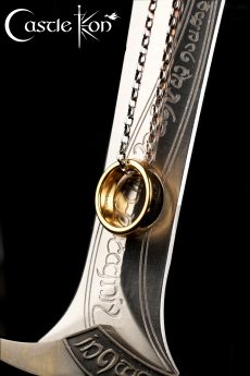 Weta - One Ring and Silver Chain